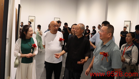 嘉宾及不雅众在现场参不雅画展